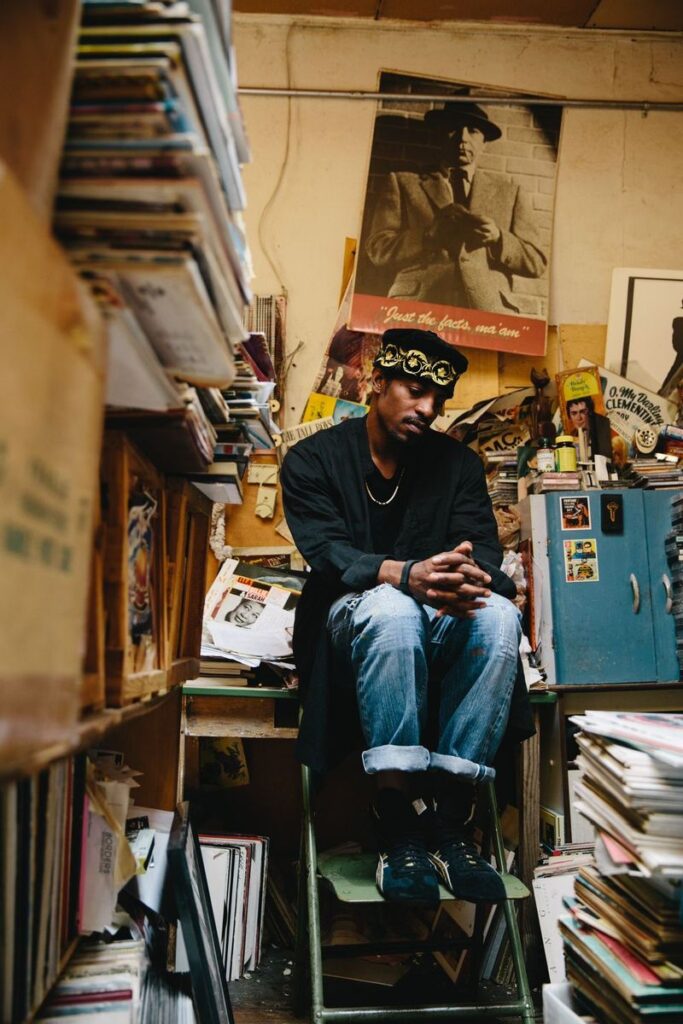 André 3000 (Outkast) entouré de vinyles - agence de management artiste musique