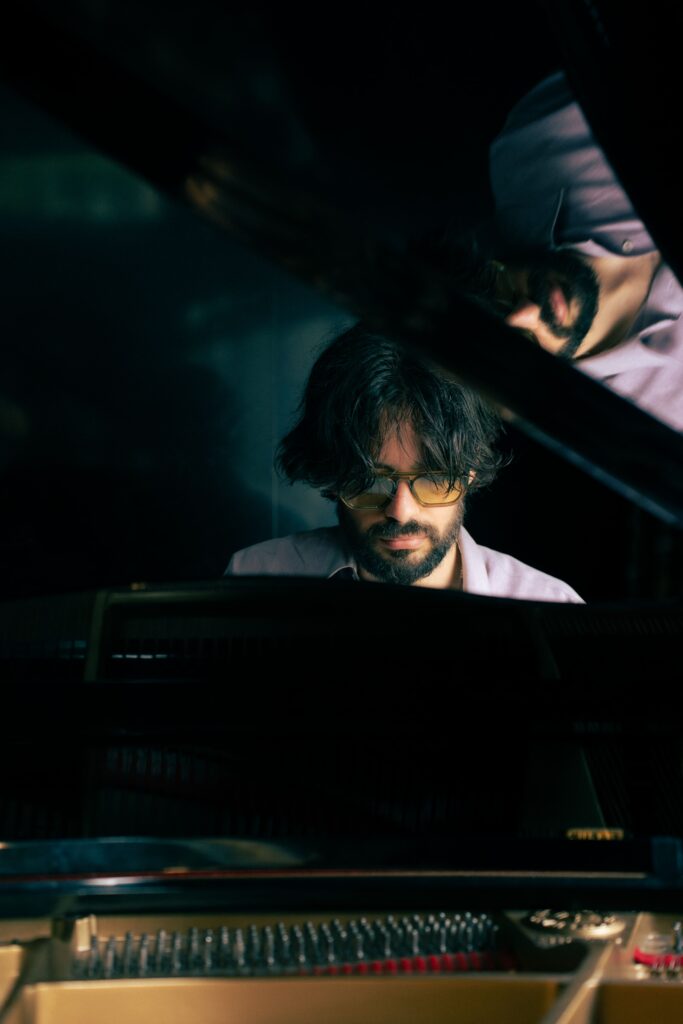 shooting photo d'un compositeur derrière un piano